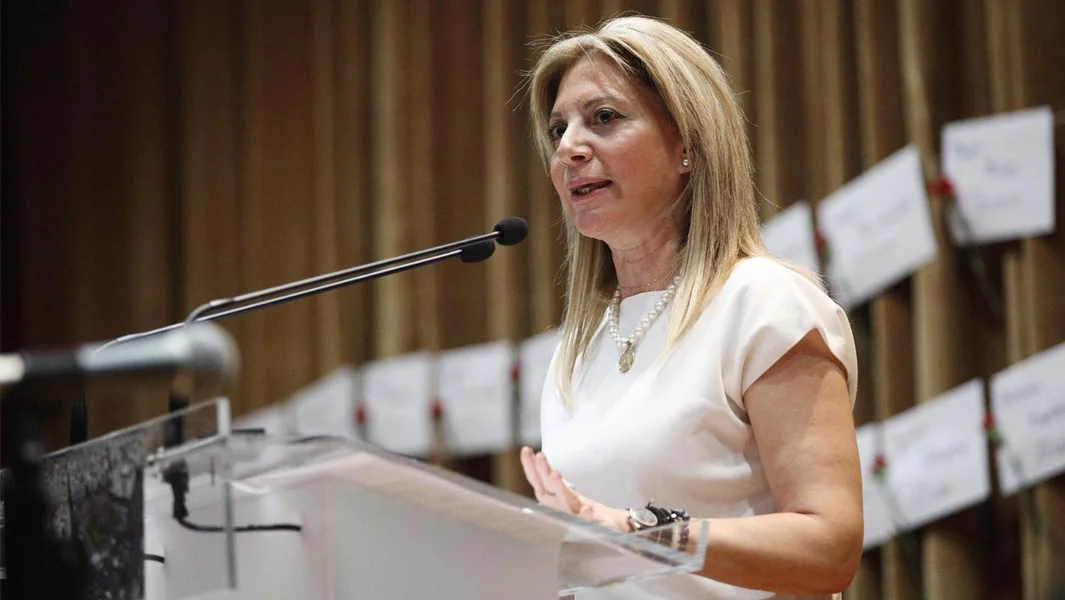 Neko neka objasni Mariji Karystijanou da je politika ozbiljno pitanje koje treba da preuzmu oni izvan politike