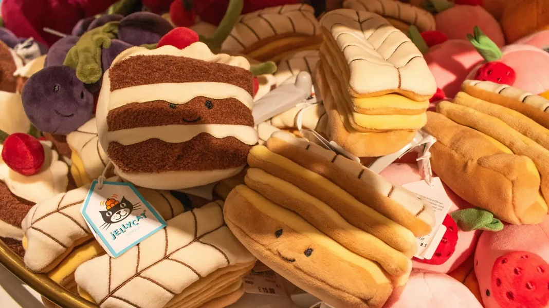 Zaboravite Labubu! – posle imitacije Mončhichija kupci polude za nasmejanim plišanim igračkama