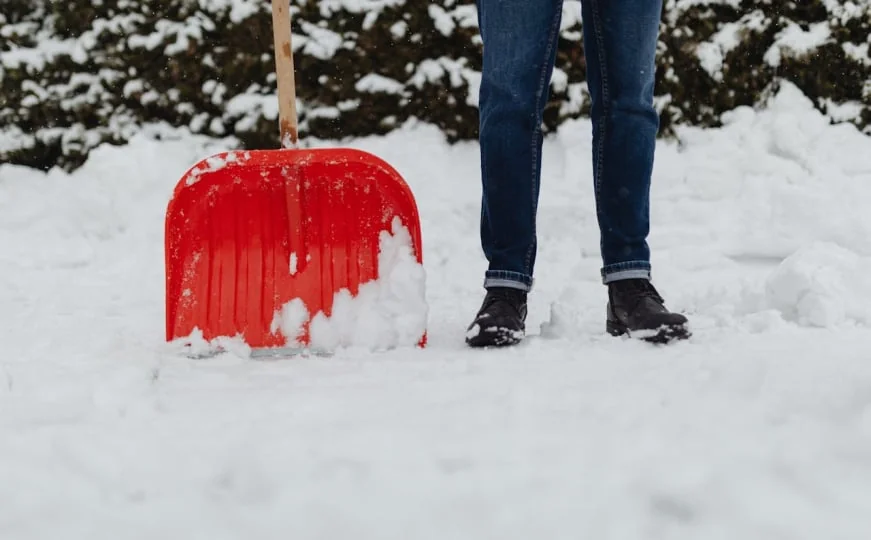 Muškarac u Njemačkoj doživio šok dok je čistio snijeg ispred kuće: Otkopao mrtvog čovjeka
