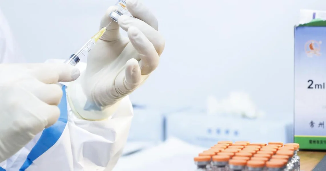 U susedstvu hara virus, lekari upozoravaju na neobičan simptom: 'Pacijenti ne mogu stajati na nogama'