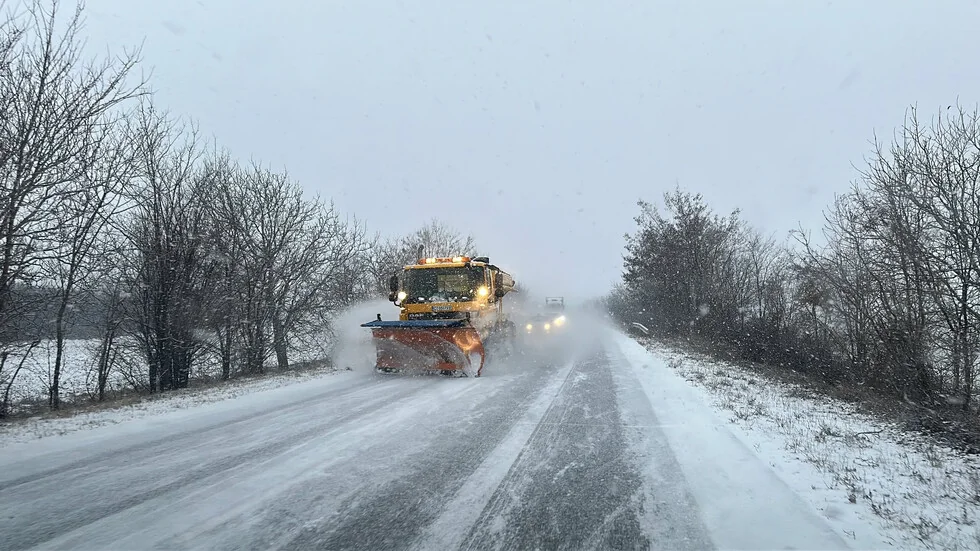Zimska situacija u zemlji: 468 mašina čiste puteve, postoje ograničenja za kamione na prelazima