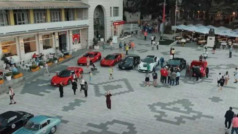 Video/ Retro automobili na kaldrisanim ulicama Gjirokastre, turisti ih dočekuju uz zvuke iso-polifonije