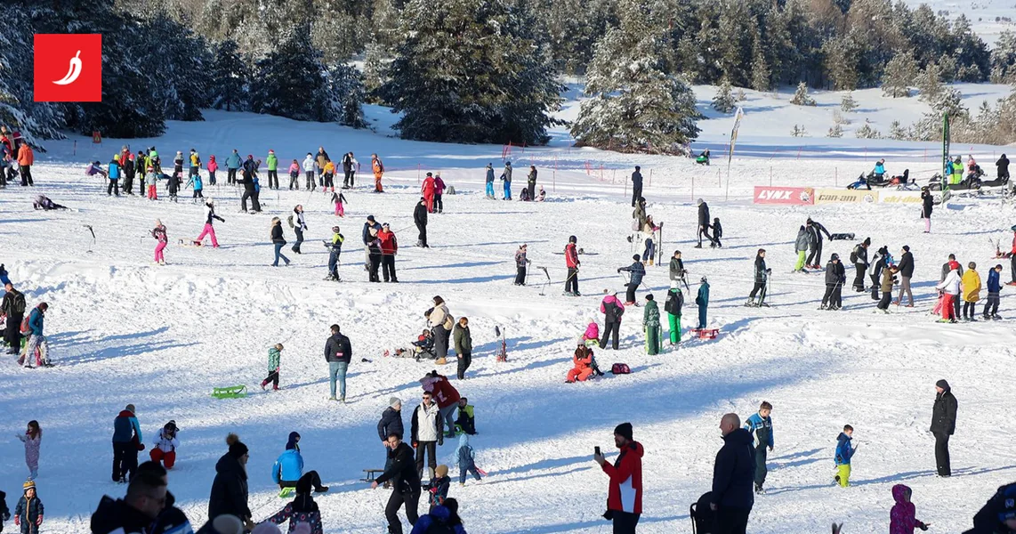 Prvi veći sneg na Kupresu privukao hiljade skijaša, prednjače Dalmatinci