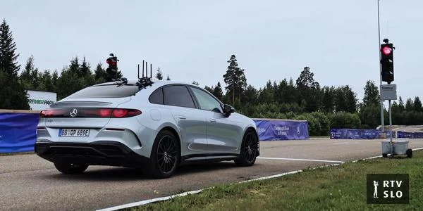 Mercedes klase C prepoznaje crveno svetlo i znak STOP