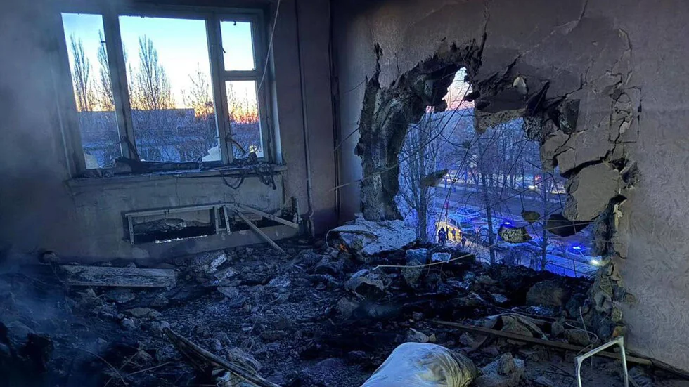 Ukrajinski dronovi su pogodili rusku rafineriju, Moskva granatira Odesu, ima ranjenih