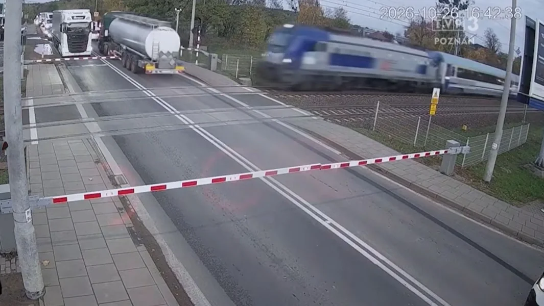 Poljska: Kako je izbegnuto sudaranje voza i cisternog kamiona za nekoliko sekundi - Video dokument