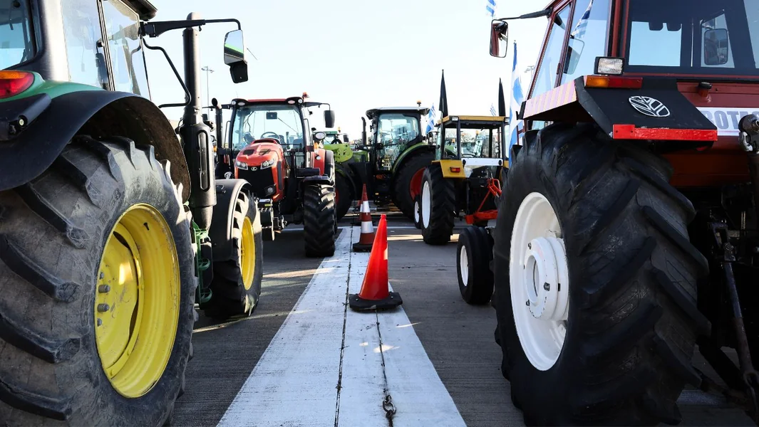 Jedan mesec na blokadama, poljoprivrednici premeštaju traktore za Novu godinu, ali ne odustaju