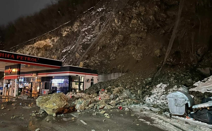 Veliki odron kod Zvornika: Ogromno kamenje blokiralo saobraćajnicu