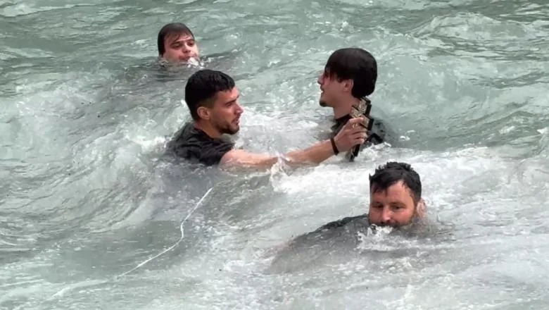 Dan blagoslovene vode: ko je dvadesetčetvorogodišnji u Sarandi koji je 'preplivao' more i uhvatio krst - Shqiptarja.com
