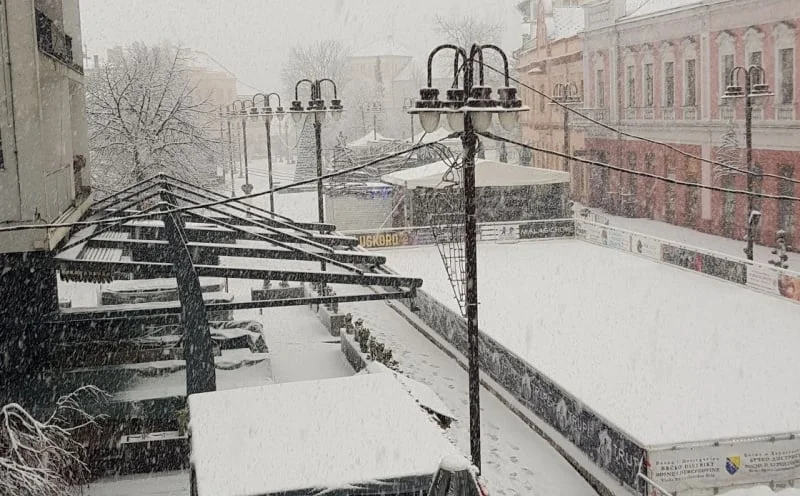 Veju pahulje širom BiH: U pojedinim delovima zemlje sneg može doseći pola metra