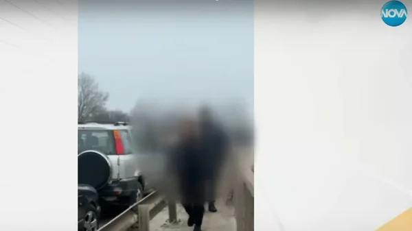 Skrivena kamera: Žena postavi zamku i uhvati muškarce pri pokušaju otvaranja tuđeg automobila