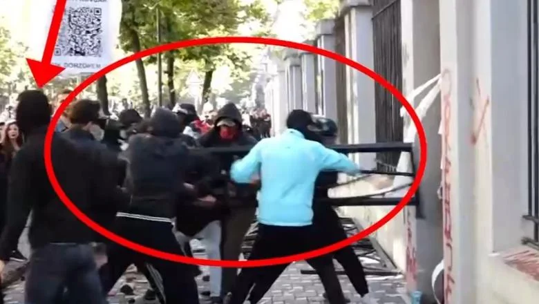 9 časova nasilja, 16 demonstranata uhapšeno i 49 pod istragom! Napadi na Grad Tiranu, Ministarstvo prosvete i preduzeća! Policija: službenici gađani kamenjem i molotovim koktelima (VIDEO+IMENA) - Shqiptarja.com