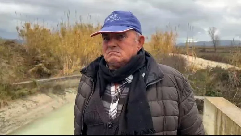 Poplave, pogođeno je i selo Červen u Fieru! Stanovnici za Report TV: oštećena je jedan hektar zemljišta zasađen elbom, radovi na kanalu su ostavljeni nedovršeni - Shqiptarja.com