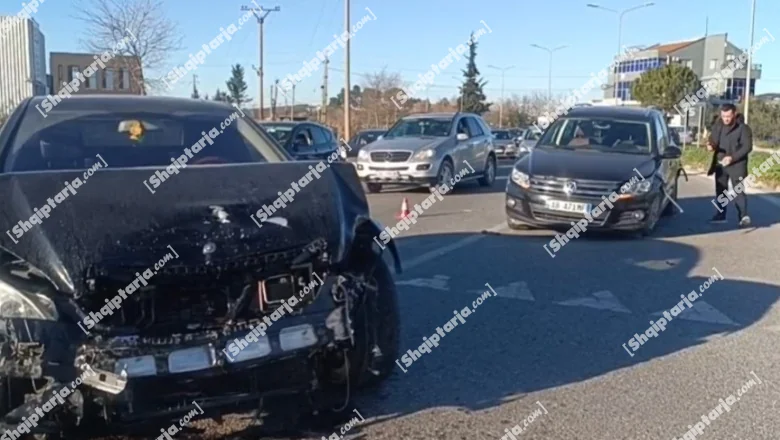 Lushnje/ Udes na kružnom toku Plukut, sudarila su se dva vozila, nastao gust saobraćaj (VIDEO)