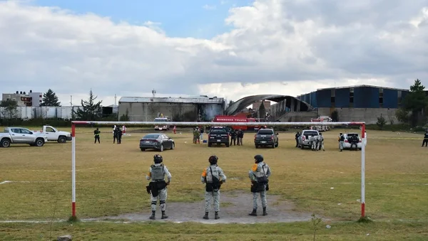 Deset mrtvih, nakon što je privatni avion pokušao da sleti hitno na fudbalsko igralište i zapalio se