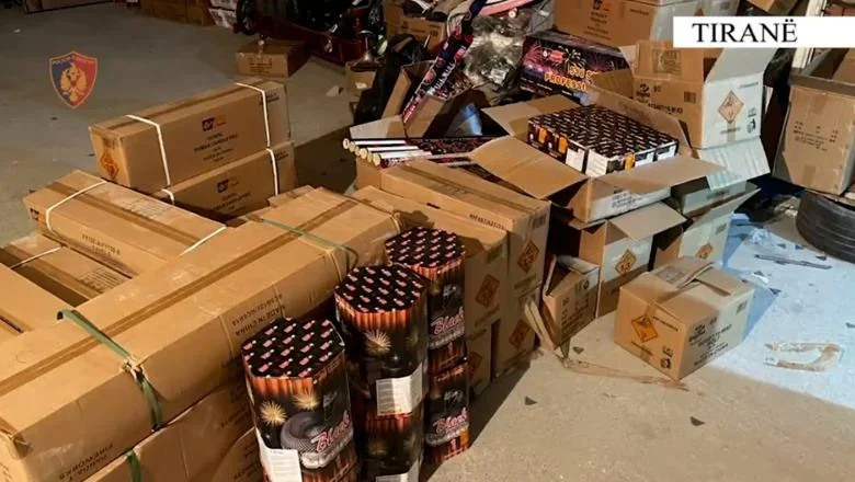 Snabdevao protestante vatrometom, otkriven magacin u Tirani! Priveden 24-godišnjak, zaplenjeno 344 kutije, vrednost oko 40.000 evra (EMRI + VIDEO) - Shqiptarja.com