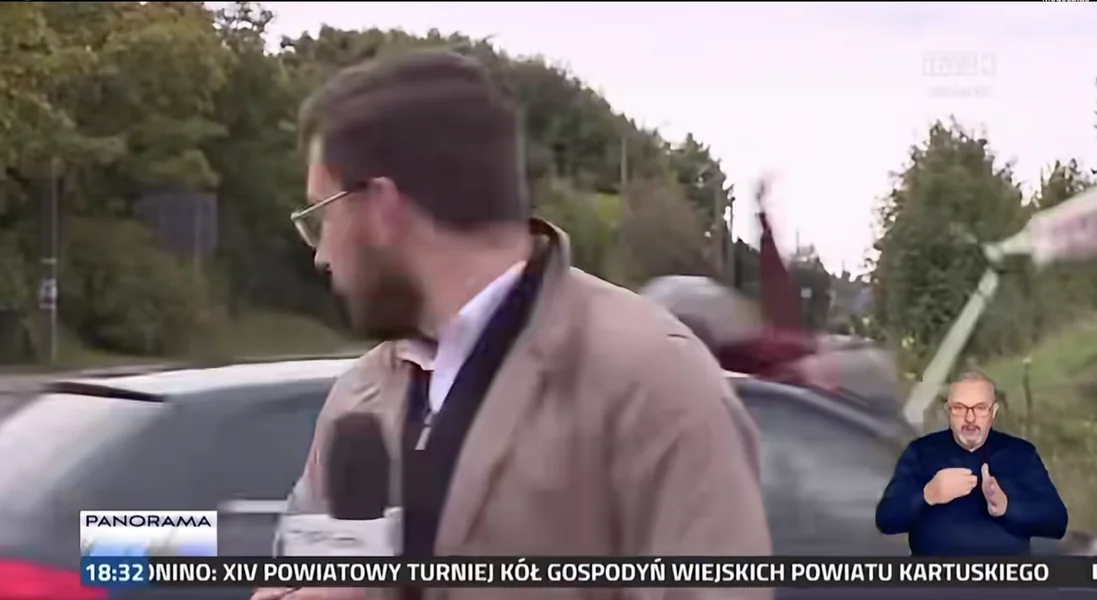 Upravo dok je poljska televizija snimala na mestu nesreće, automobil je udario devojku koja je vozila električni trotinet