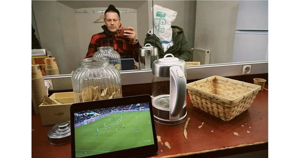 Ko je kolega s torbom na glavi pored Vergova? Ko ga prepozna, ide na pozorište