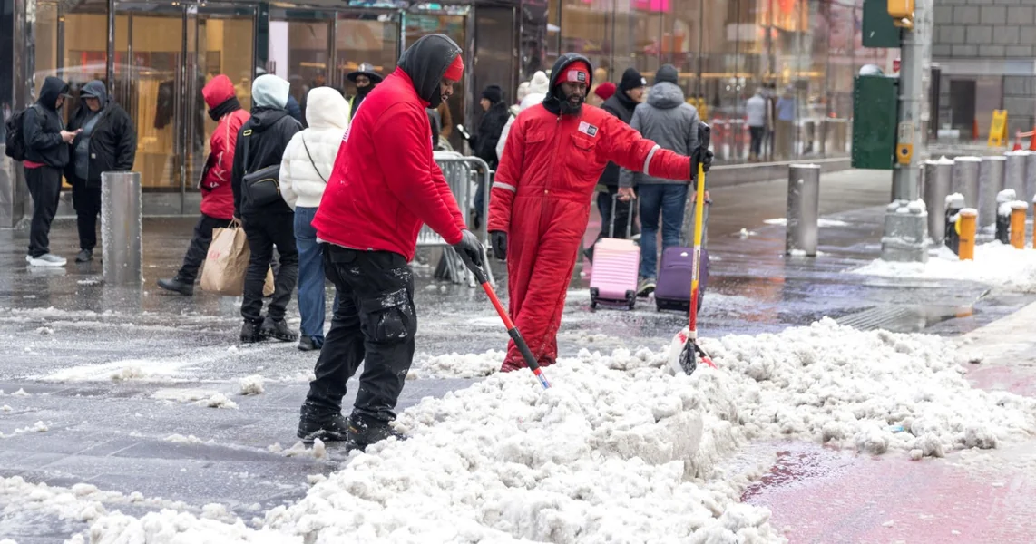Stanje vanredne situacije u Njujorku i Nju Džersi zbog snežne oluje. Hiljade letova otkazano.