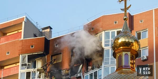 U ruskim napadima na Kijev ubijen najmanje jedan čovek. Jedan most zatvoren, saobraćaj preko drugog ograničen.
