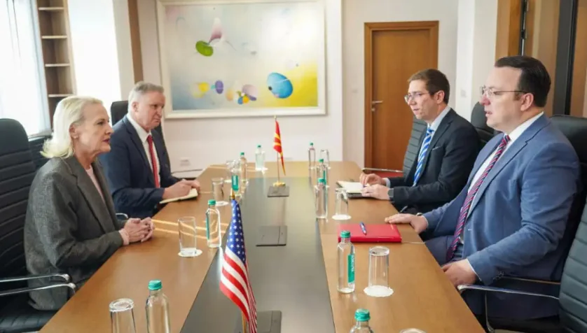 Makedonija i SAD su strateški partneri, koji će nastaviti da rade na jačanju ekonomskih veza, konstatirali Aleksandar Nikolovski i Anđela Ageler - Nova Makedonija