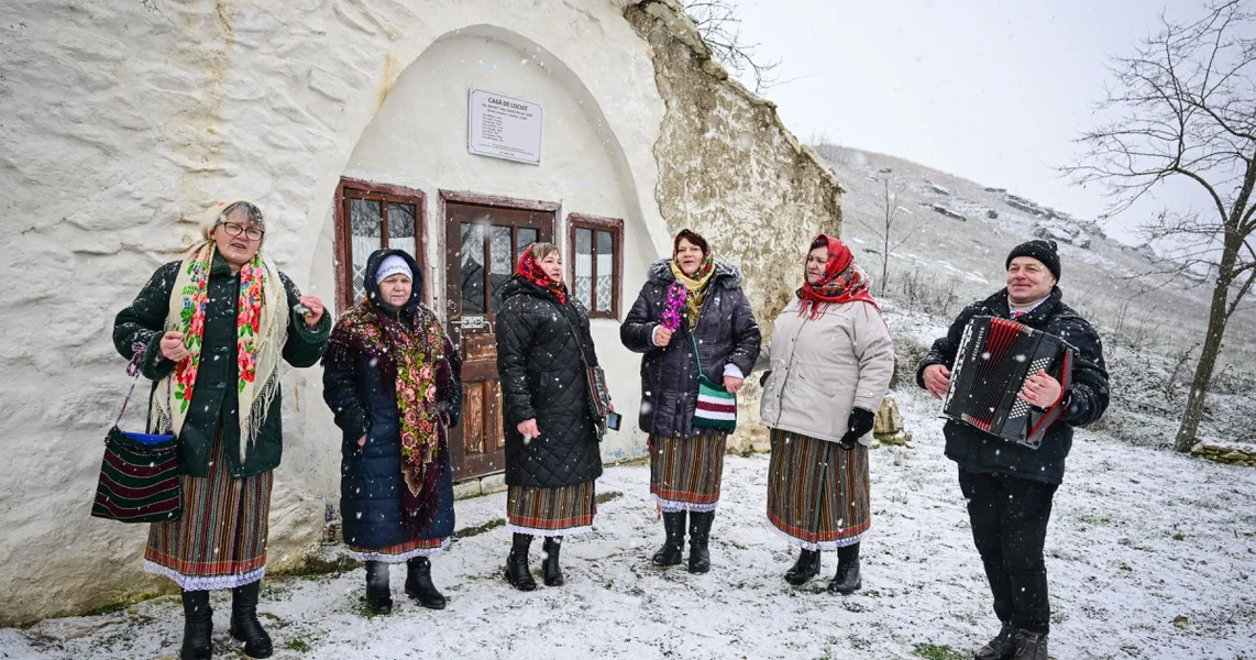 Nada za selo hobita preko Pruta. Turisti iz celog sveta, privučeni kućama koje podsećaju na Gospodara prstenova