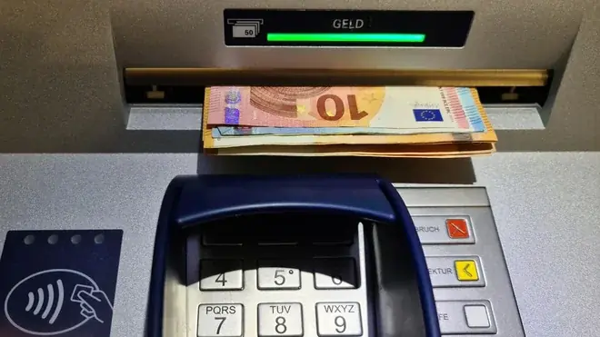 Neobičajan vandalizam u Veliko Tarnovo: blokiraju bankomate lepilom