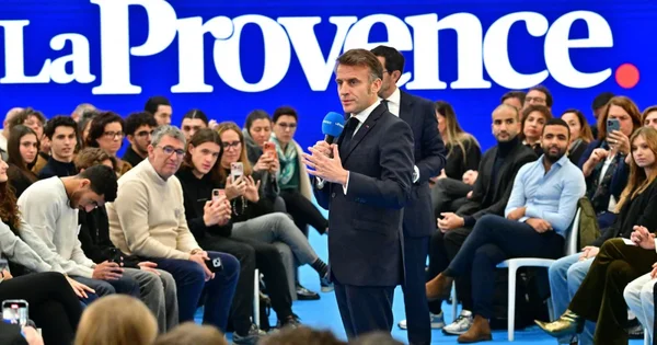 Lažne vesti o pokušaju državnog udara u Francuskoj. Macron: 'Primio sam poruku. Šta se dešava kod vas? Veoma sam zabrinut'