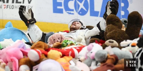 Tokom utakmice hokejaši su se 'kopali' u moru plišanih igračaka