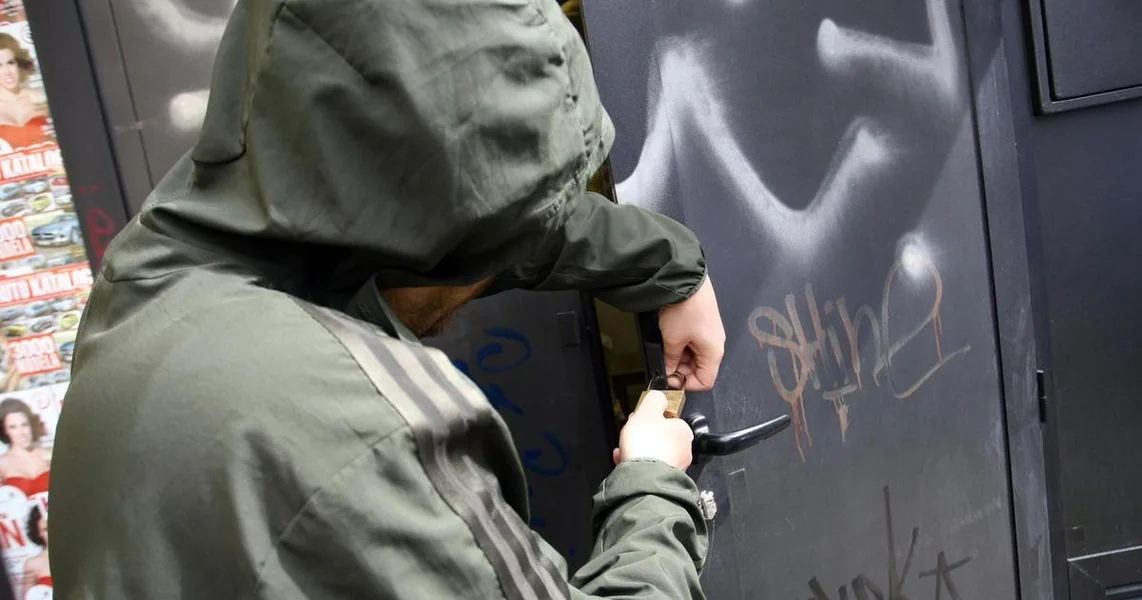 Provaljivali u prodavnice i krali alkohol, u jednu pokušali provaliti kroz ventilacioni otvor, ali im se urušio montažni plafon