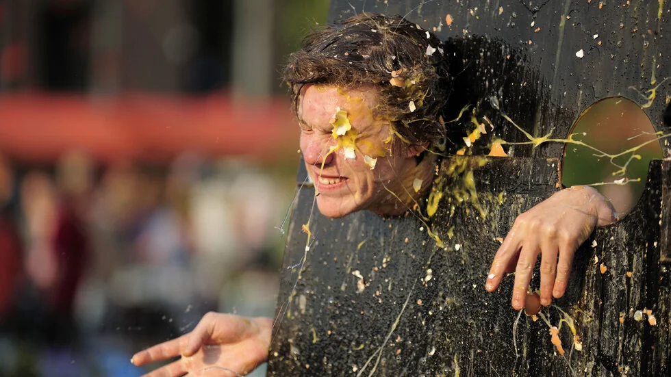 Vekovna tradicija: Bitka sa jajima i brašnom u španskom gradu (VIDEO)