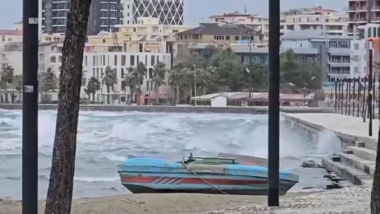 Loše vreme u Vlori / Obustavljena je plovidba ribarskih i trajektnih brodova ka Brindisiju, talasi do 1,5 metara - Shqiptarja.com