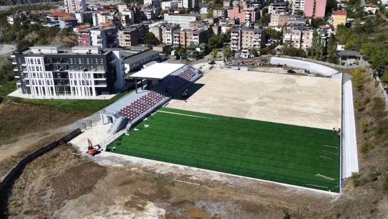 Gotovo spreman za navijače i fudbalere, stadion 'Myslim Koçi' u Gramšu na završetku, nastavlja se postavljanje novog travnjaka (VIDEO) - Shqiptarja.com