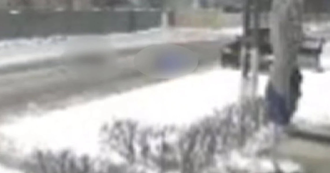 Dva tinejdžera završila su u bolnici nakon što su ih udarila kola dok su se sankali na ulici u okrugu Constanța