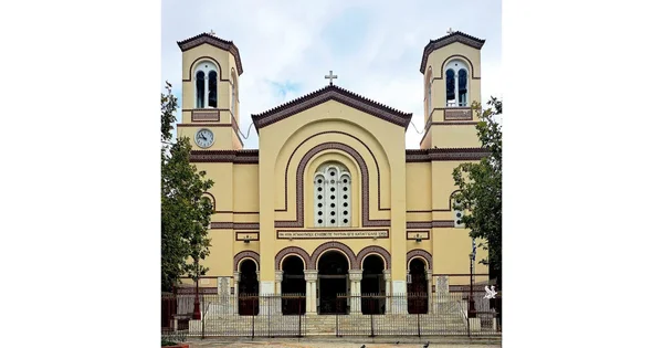 U senci crkve Svetog Pavla