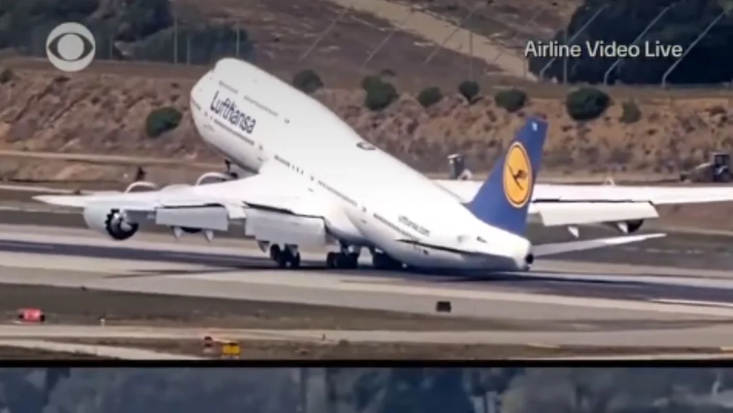 SAD: Boeing 747 kompanije Lufthansa gotovo da udari svoj rep prilikom sletanja - Documento