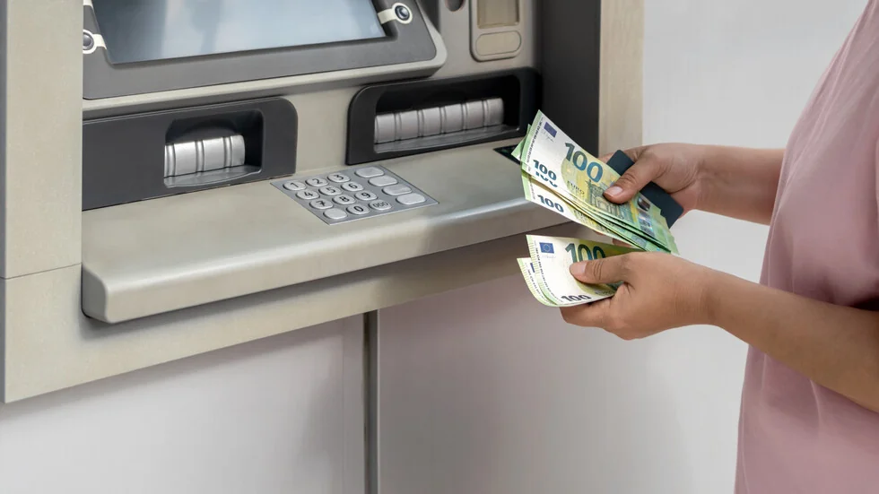 Prvi zvanični radni dan u evru: banke otvorile vrata, počele da razmenjuju valutu besplatno