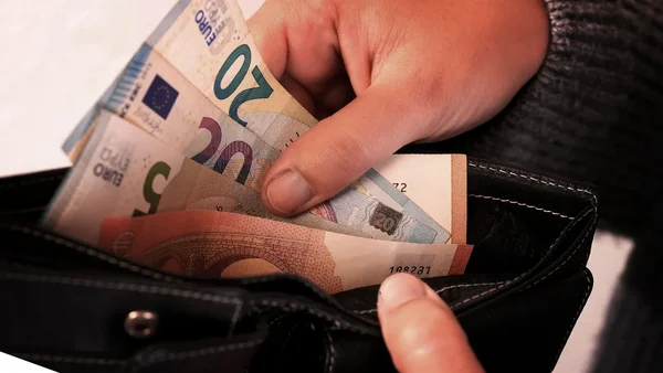 Adeiodorosimo Hristougenna 2025: Pote katavlletai - Ti einai kai poious afora - Documento