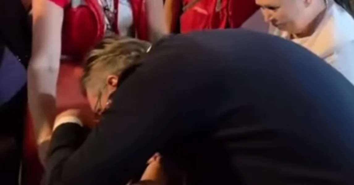 VIDEO Vučić prišao starici dok ju je zbrinjavala Hitna pa ju je poljubio: Usledile urnebesne reakcije