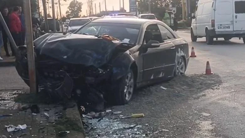 Udes u Lushnji, sudarila su se dva vozila, povređena su dva vozača (VIDEO) - Shqiptarja.com
