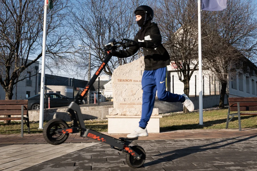 Samo uz vozačku dozvolu moći će se koristiti snažan električni trotinet prema planovima Vlade
