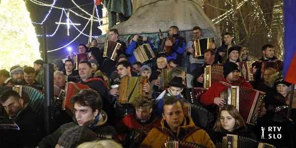 Harmonikaši na Prešerenom trgu prolaznicima zaigrali venac slovenskih pesama