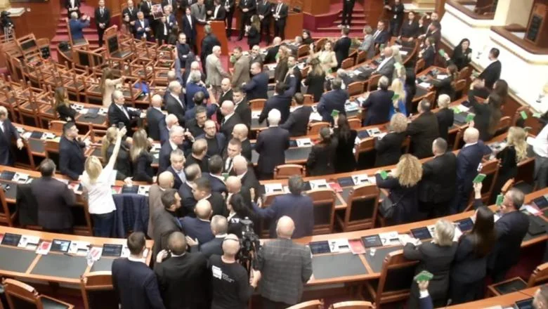Još napadi PD u Skupštini: Fidel Kreka gurnuo bivšeg ministra Hoxhe, gađao ga blokom za glasanje u glavu! Pokušao da pogodi Čučina, ali ga je zaustavila garda (VIDEO) - Shqiptarja.com