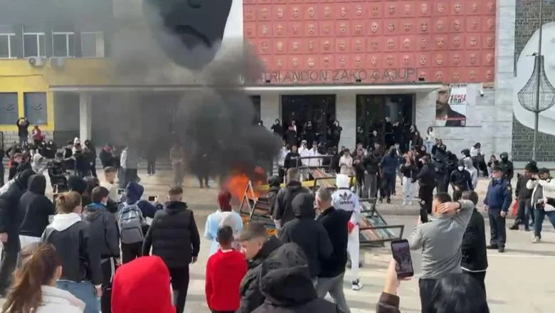 Protest u Korči / Napali su policiju i institucije kamenjem, 2 uhapšena i 23 pod istragom, među njima 15 maloletnih (IMENA) - Shqiptarja.com