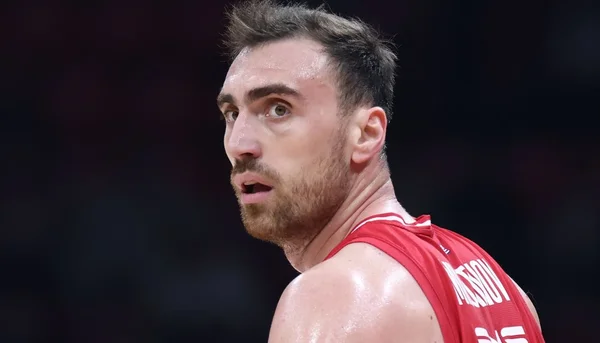 Milutinov: 'Ako se jedan od onih koji se slikaju sa mnom postane košarkaš, biću ponosan' - Documento