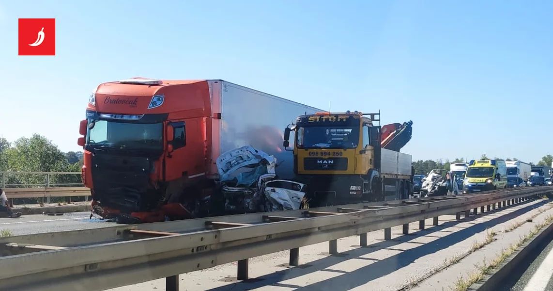 FOTO Teška saobraćajna nesreća na zagrebačkoj obilaznici. Auto smrskan, prekinut saobraćaj