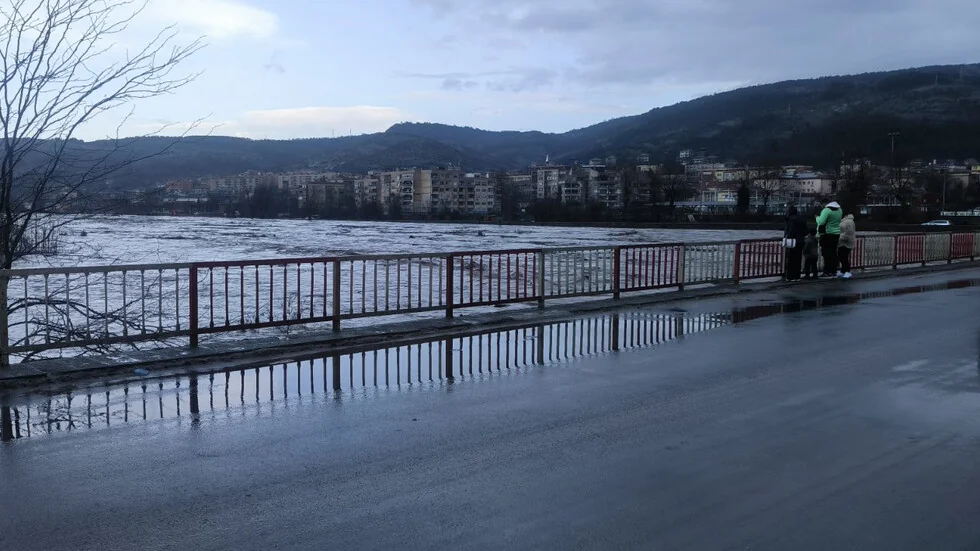 Povišeni nivoi reka u oblasti Kardžali, porušen je most (VIDEO+SLIKE)