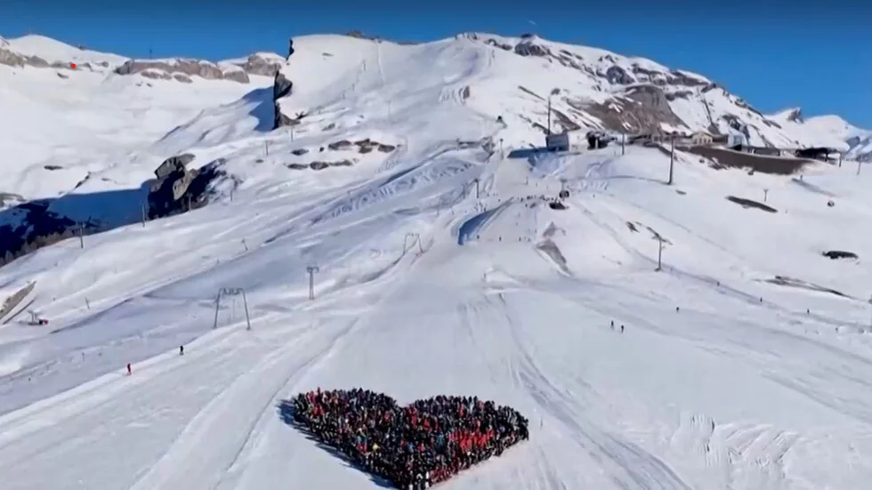 Skijaši u Kran-Montani odali su počast poginulima u tragičnom požaru na Novu godinu