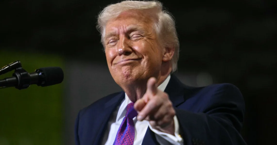 Nakon što je zabranio pristup više publikacija Bele kuće, Trump je pokrenuo sopstvenu televiziju: "Ažuriranja u realnom vremenu"