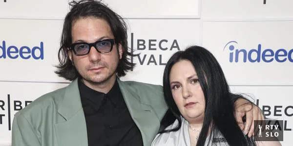 Lena Dunham uz pomoć nadomjerne majke dobila ćerku.